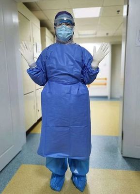 隔著防護(hù)服的愛 看不見的臉，看得見的守護(hù)